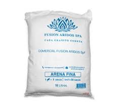 Arena para gatos a granel de Mundotito en saco de 20 kg, con textura de gránulos y color arena natural.